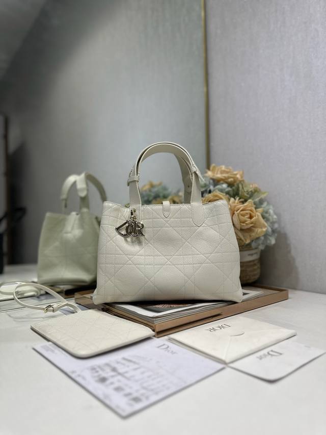 顶级原单Dior Toujours 手袋〔白色山羊纹中号〕 这款Dior Toujours 手袋于二零二三春夏系列发布秀精彩亮相,休闲实用的设计别具一格.采用白