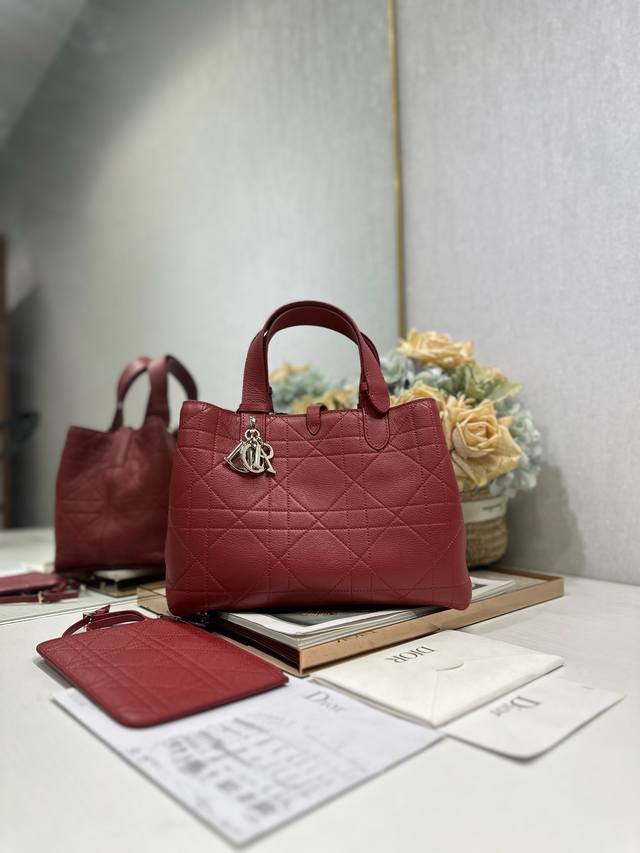 顶级原单Dior Toujours 手袋〔酒红山羊纹中号〕 这款Dior Toujours 手袋于二零二三春夏系列发布秀精彩亮相,休闲实用的设计别具一格.采用酒