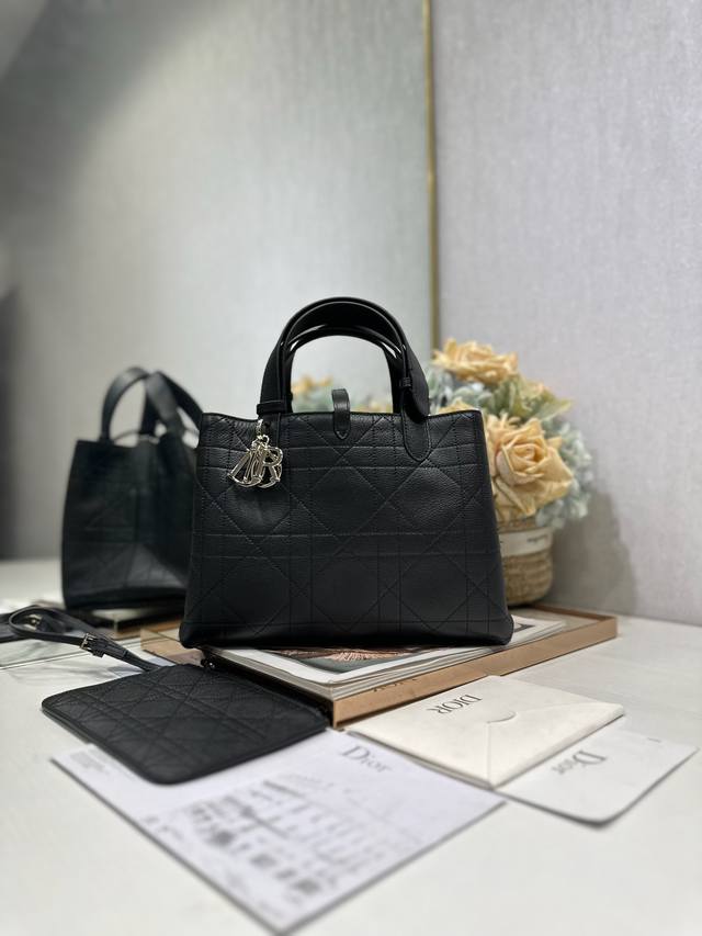 顶级原单Dior Toujours 手袋〔黑色山羊纹中号〕 这款Dior Toujours 手袋于二零二三春夏系列发布秀精彩亮相,休闲实用的设计别具一格.采用黑