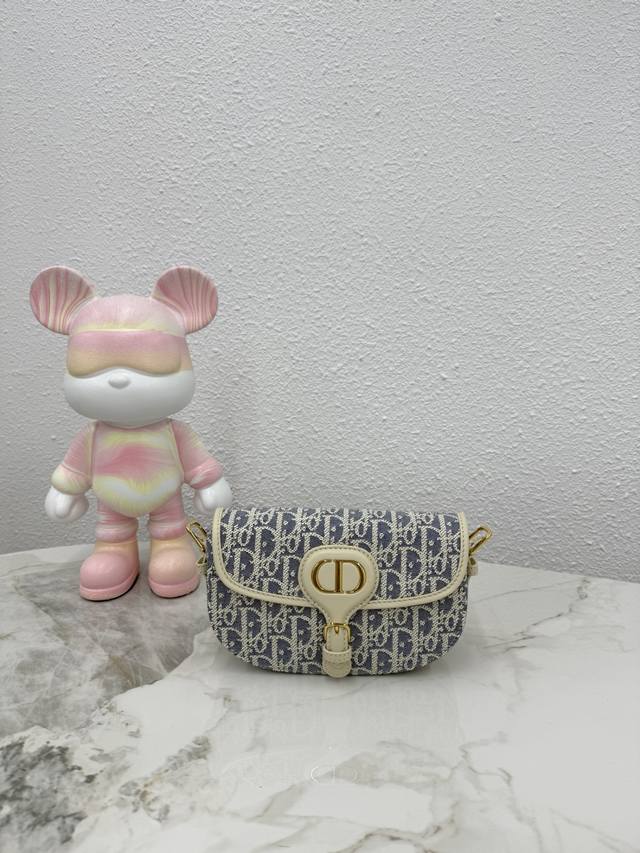 顶级原单6714牛仔兰布 这款 Dior Bobby East-West手袋是二零二五早春系列新品，以高雅线条和匀称比例全新演绎水饺包廓形，彰显Dior风范。采