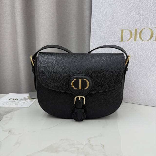 顶级原单这款 Dior Bobby 手袋是二零二五早春系列新品，以高雅线条和匀称比例全新演绎水饺包廓形，彰显Dior风范。采用黑色粒面牛皮革精心制作，内部搭配绒