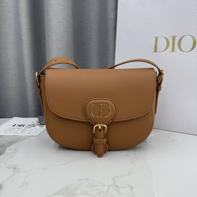 顶级原单这款 Dior Bobby 手袋是二零二五早春系列新品，以高雅线条和匀称比例全新演绎水饺包廓形，彰显Dior风范。采用棕色粒面牛皮革精心制作，内部搭配绒
