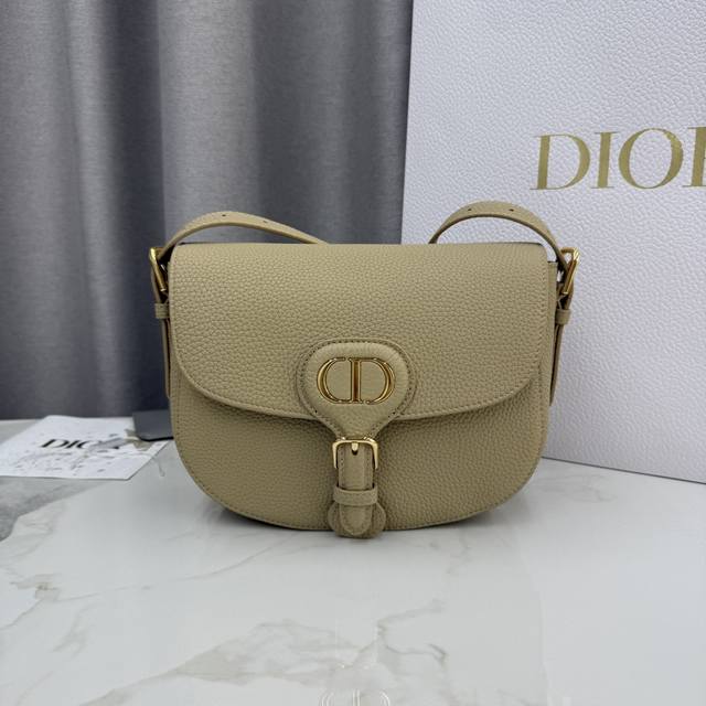 顶级原单这款 Dior Bobby 手袋是二零二五早春系列新品，以高雅线条和匀称比例全新演绎水饺包廓形，彰显Dior风范。采用杏色粒面牛皮革精心制作，内部搭配绒