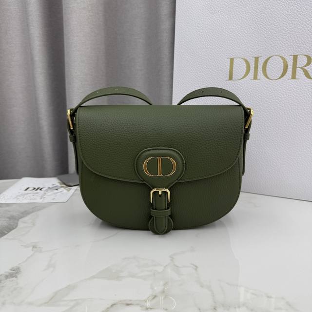 顶级原单这款 Dior Bobby 手袋是二零二五早春系列新品,以高雅线条和匀称比例全新演绎水饺包廓形,彰显Dior风范。采用绿色粒面牛皮革精心制作,内部搭配绒 顶级原单这款 Dior Bobby 手袋是二零二五早春系列新品,以高雅线条和匀称比例全新演绎水饺包廓形,彰显Dior风范。采用绿色粒面牛皮革精心制作,内部搭配绒