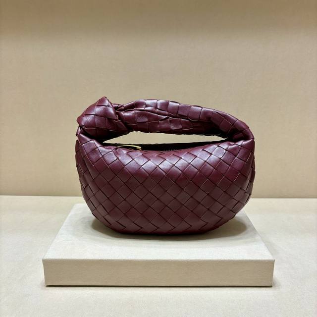 正品级 型号80 新款编织打结Hobo 原版小羊皮皮质很软，包形独特特别实用耐装，大气简洁却又有性冷淡风格，上身时髦又有范儿～小号： 27X22X3Cm