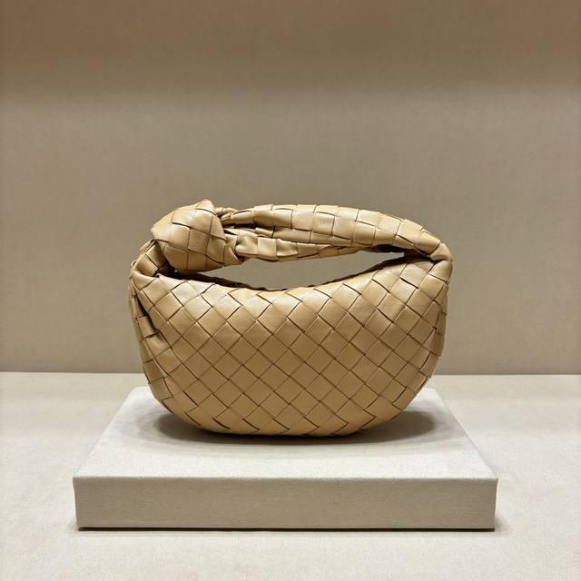 正品级 型号80 新款编织打结Hobo 原版小羊皮皮质很软，包形独特特别实用耐装，大气简洁却又有性冷淡风格，上身时髦又有范儿～小号： 27X22X3Cm