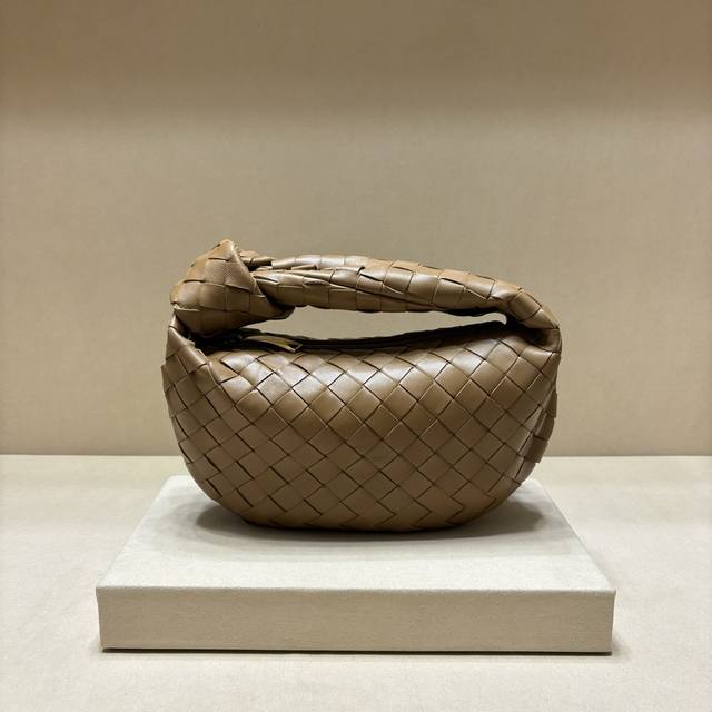 正品级 型号80 新款编织打结Hobo 原版小羊皮皮质很软，包形独特特别实用耐装，大气简洁却又有性冷淡风格，上身时髦又有范儿～小号： 27X22X3Cm