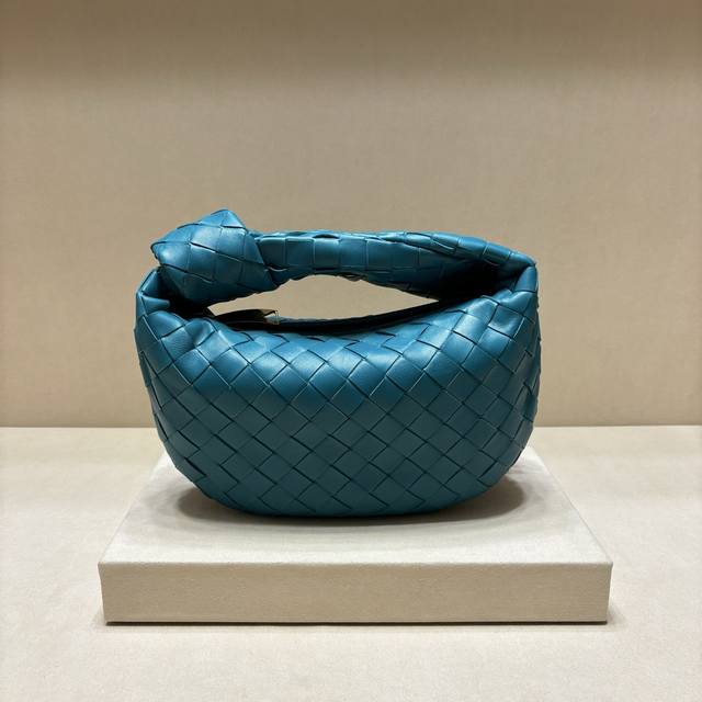 正品级 型号80 新款编织打结Hobo 原版小羊皮皮质很软，包形独特特别实用耐装，大气简洁却又有性冷淡风格，上身时髦又有范儿～小号： 27X22X3Cm