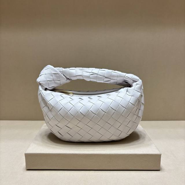 正品级 型号80 新款编织打结Hobo 原版小羊皮皮质很软,包形独特特别实用耐装,大气简洁却又有性冷淡风格,上身时髦又有范儿~小号: 27X22X3Cm 正品级 型号80 新款编织打结Hobo 原版小羊皮皮质很软,包形独特特别实用耐装,大气简洁却又有性冷淡风格,上身时髦又有范儿~小号: 27X22X3Cm