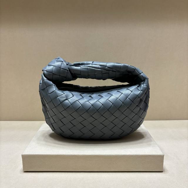 正品级 型号80 新款编织打结Hobo 原版小羊皮皮质很软，包形独特特别实用耐装，大气简洁却又有性冷淡风格，上身时髦又有范儿～小号： 27X22X3Cm