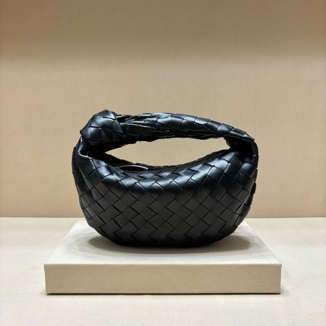 正品级 型号80 新款编织打结Hobo 原版小羊皮皮质很软，包形独特特别实用耐装，大气简洁却又有性冷淡风格，上身时髦又有范儿～小号： 27X22X3Cm