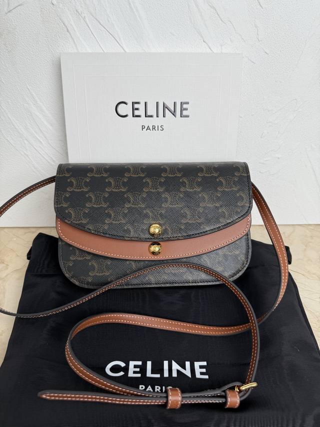 正品级 新品上线Duo老花包 复古与时尚的完美碰撞 经典老花图案自带复古滤镜 精美的珠宝配件细节精致到骨子里,真的是越看越爱~ 正品级 新品上线Duo老花包 复古与时尚的完美碰撞 经典老花图案自带复古滤镜 精美的珠宝配件细节精致到骨子里,真的是越看越爱~