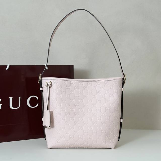 专柜品质，顶级原单货，实物实拍！款号848881浅粉压字，尺寸：宽24X高26X侧宽10Cm，