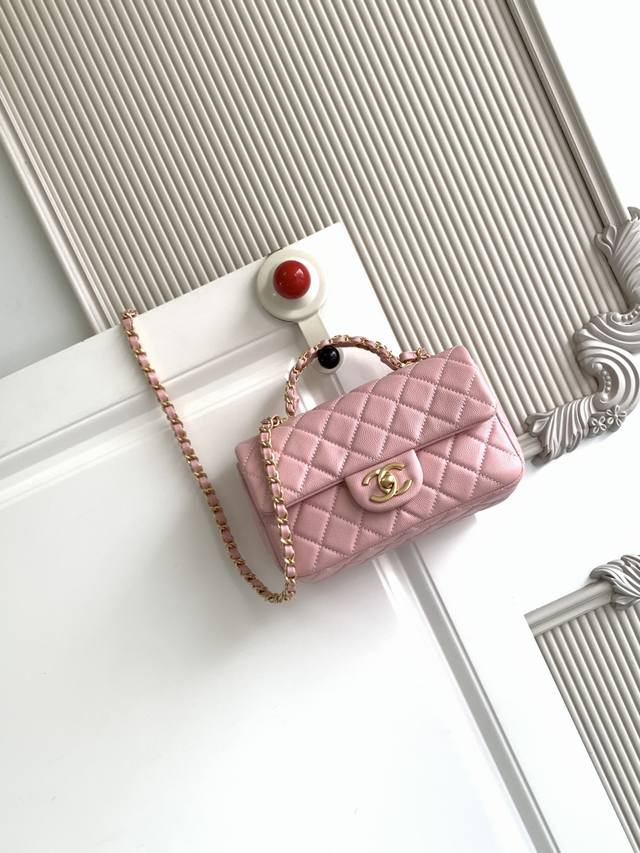 5701 Chanel25B的季节款眼馋荔枝皮手柄Cf大Mini上身是一只可以很长情的包了、Cfhandle 上新牛皮手柄的、 真的是很美丽，双C标志吊坠的手柄