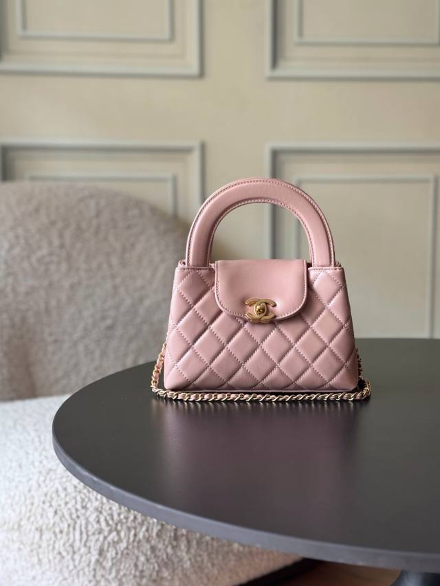 24A Kelly手柄包 时尚是一个轮回，大热门中古Kelly被Chanel重新设计焕发生机，中古Kelly以经典的手柄手提出名，在基础加上皮穿链肩带颠覆传统，