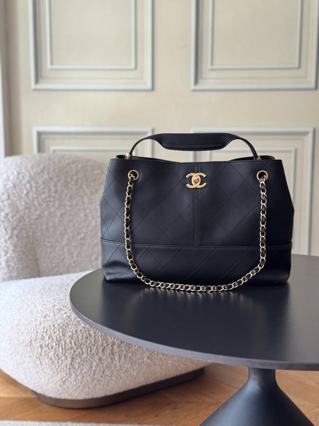 麂皮包手工坊大秀的焦点爆款经典与创新交织的杰作灵感来自香奈儿女士的乌木漆面屏风；标志性菱格纹 、邂逅独特拼色的设计 材质的碰撞尽显奢华；大大的包身搭配精巧的小包