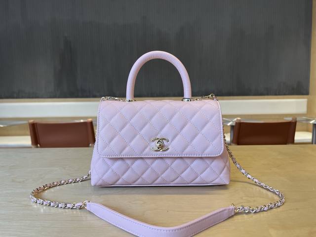 92 车边里皮 Chanel 新款 14K淡金色车边里皮 这一季的Cocohandle内里全皮 进口小颗球纹牛皮手提口盖包 全新版本经典王炸 ：23Cm