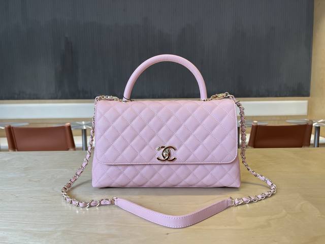 92991车边里皮 Chanel 新款 14K淡金色车边里皮 这一季的Cocohandle内里全皮 进口小颗球纹牛皮手提口盖包 全新版本经典王炸 ：28Cm