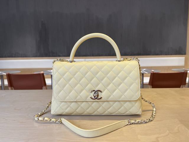 92991车边里皮 Chanel 新款 14K淡金色车边里皮 这一季的Cocohandle内里全皮 进口小颗球纹牛皮手提口盖包 全新版本经典王炸 ：28Cm