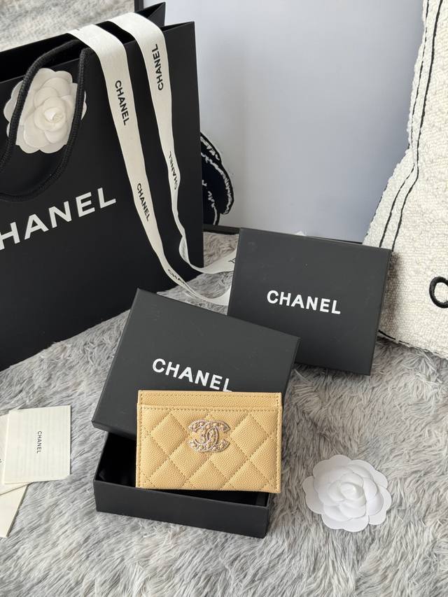 Chanel经典带钻鱼子酱卡包， 在阳光下闪闪的双C做的太精致了钻配皮链超级无敌美 款号：A 尺寸：11.2×7.5×0.5Cm