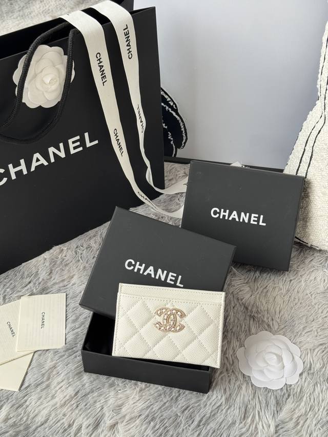 Chanel经典带钻鱼子酱卡包， 在阳光下闪闪的双C做的太精致了钻配皮链超级无敌美 款号：A 尺寸：11.2×7.5×0.5Cm