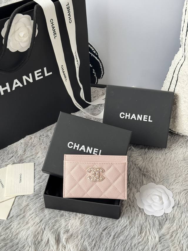 Chanel经典带钻鱼子酱卡包， 在阳光下闪闪的双C做的太精致了钻配皮链超级无敌美 款号：A 尺寸：11.2×7.5×0.5Cm