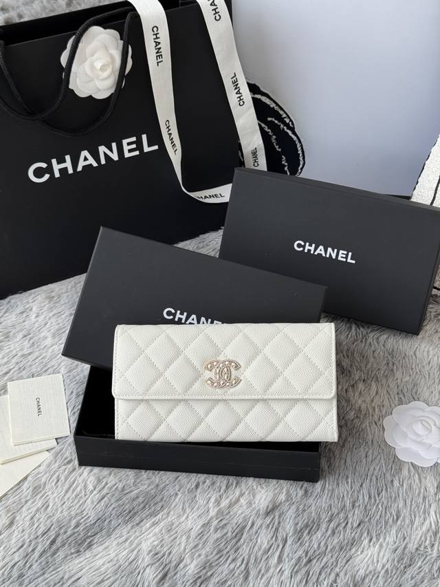 Chanel。 两折长夹口盖钱包到货鱼子酱头层牛皮搭配新款Luogo、 同样是穿皮旁边钻石包围设计细节美到淋漓尽致 款号A B 尺寸10*19.5*2.5Cm。 Chanel。 两折长夹口盖钱包到货鱼子酱头层牛皮搭配新款Luogo、 同样是穿皮旁边钻石包围设计细节美到淋漓尽致 款号A B 尺寸10*19.5*2.5Cm。
