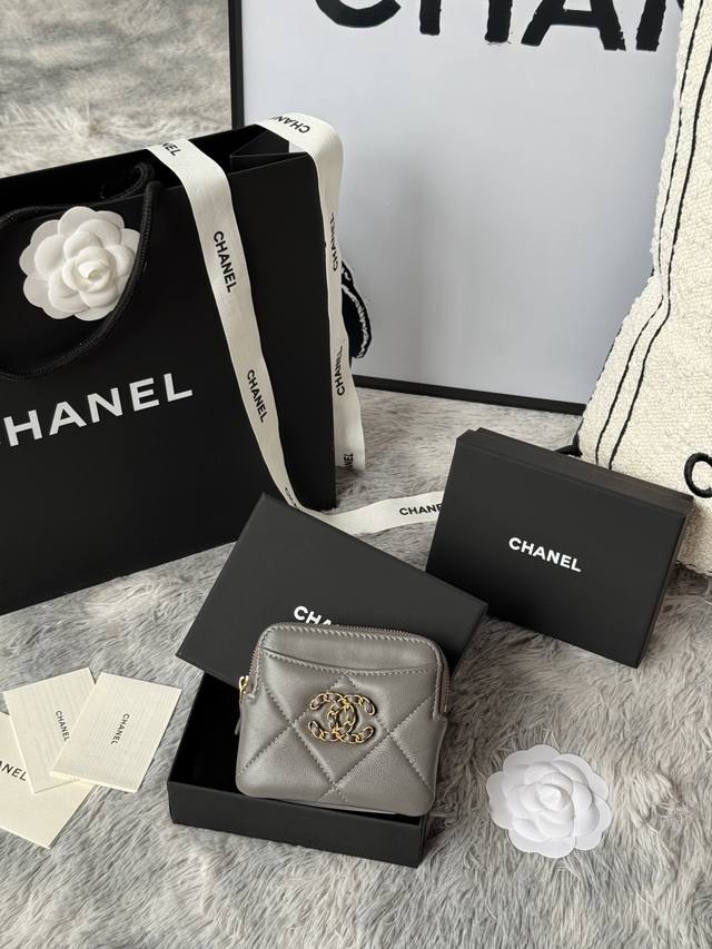 Chanel 新品到货很实用的一款零钱包、 采用小羊皮制作，简约大方 小巧可爱的 Mini 包 拿在手里 简直太美了 Nice 卡位也多内空间也大 尺寸11-9