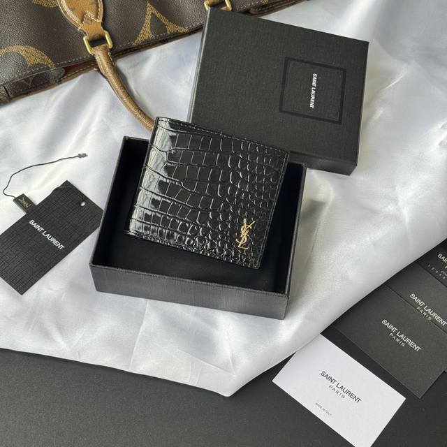 正品级 Ysl 男士钱包 黑色鳄鱼纹 内里可放卡片 大钞 牛皮制作 Monogram对折钱包,饰以金属Ysl字母标志。内部:两个纸币隔层、八个卡片槽和两个票据隔 正品级 Ysl 男士钱包 黑色鳄鱼纹 内里可放卡片 大钞 牛皮制作 Monogram对折钱包,饰以金属Ysl字母标志。内部:两个纸币隔层、八个卡片槽和两个票据隔