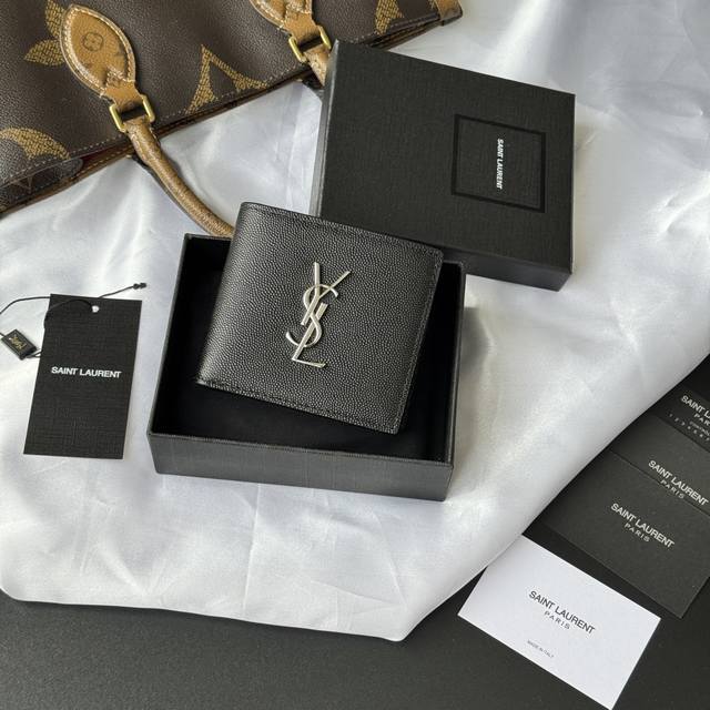 正品级 Ysl 男生钱包 里面可以装硬币 有零钱袋 Monogram对折钱包 饰以金属Ysl字母标志。内部：两个纸币隔层、八个卡片槽和两个票据隔层 型号：463