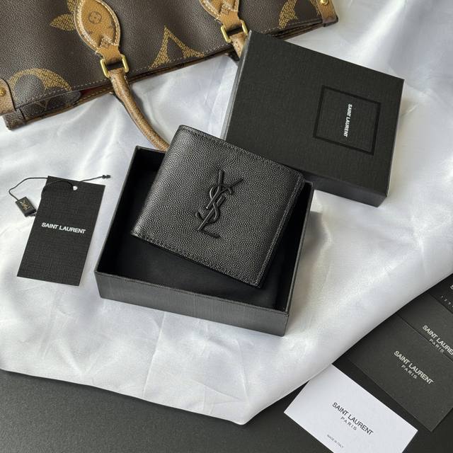 正品级 Ysl 男生钱包 里面可以装硬币 有零钱袋 Monogram对折钱包 饰以金属Ysl字母标志。内部：两个纸币隔层、八个卡片槽和两个票据隔层 型号：463