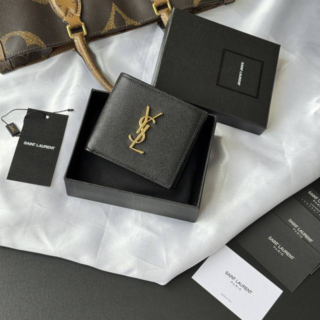 正品级 Ysl 男生钱包 里面可以装硬币 有零钱袋 Monogram对折钱包 饰以金属Ysl字母标志。内部：两个纸币隔层、八个卡片槽和两个票据隔层 型号：463