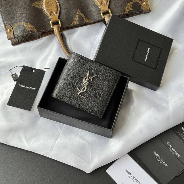 正品级 Ysl 男士钱包 内里可放卡片 大钞 Monogram对折钱包 饰以金属Ysl字母标志。内部：两个纸币隔层、八个卡片槽和两个票据隔层 型号：453276