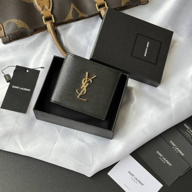正品级 Ysl 男士钱包 内里可放卡片 大钞 Monogram对折钱包 饰以金属Ysl字母标志。内部：两个纸币隔层、八个卡片槽和两个票据隔层 型号：453276