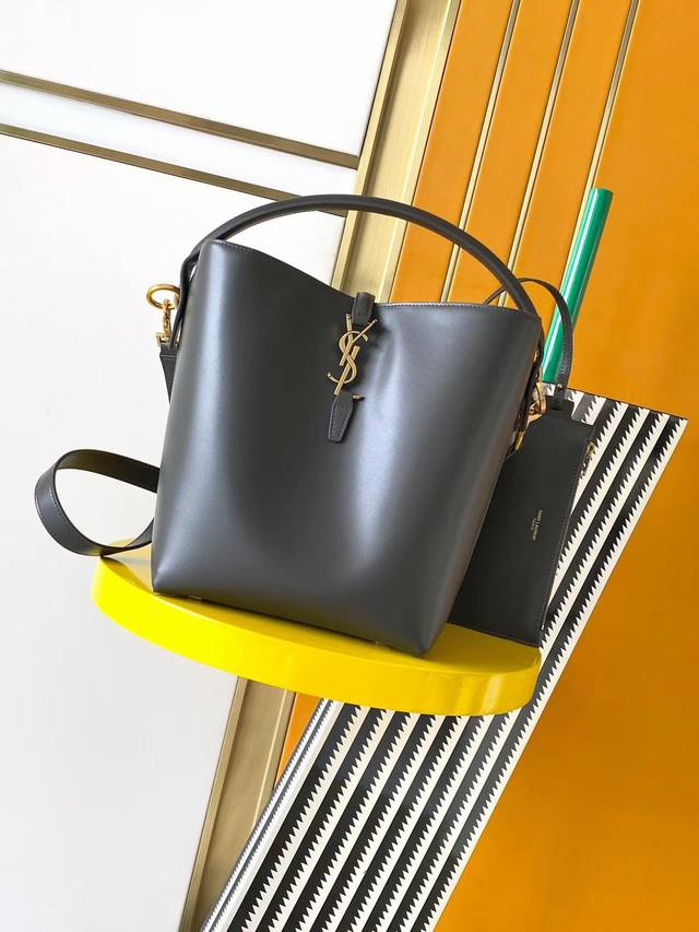 正品级 原厂皮 Le 5A7系列之新款 ，超好看水桶包 带手提_全新包型，采用意大利小牛皮，包身轮廓简洁、立体，看上去硬挺又不会太凌厉，底部带有个金属脚钉，搭配