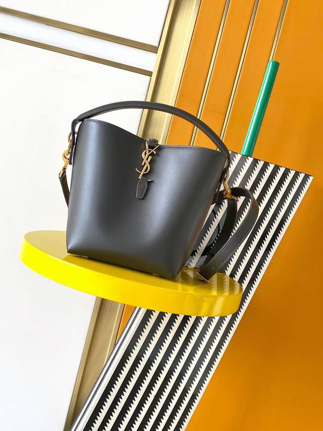 正品级 原厂皮 Le 37小号亮面皮革手袋新款 ,超好看水桶包 带手提_全新包型,采用意大利小牛皮,包身轮廓简洁、立体,看上去硬挺又不会太凌厉,底部带有个金属脚 正品级 原厂皮 Le 37小号亮面皮革手袋新款 ,超好看水桶包 带手提_全新包型,采用意大利小牛皮,包身轮廓简洁、立体,看上去硬挺又不会太凌厉,底部带有个金属脚