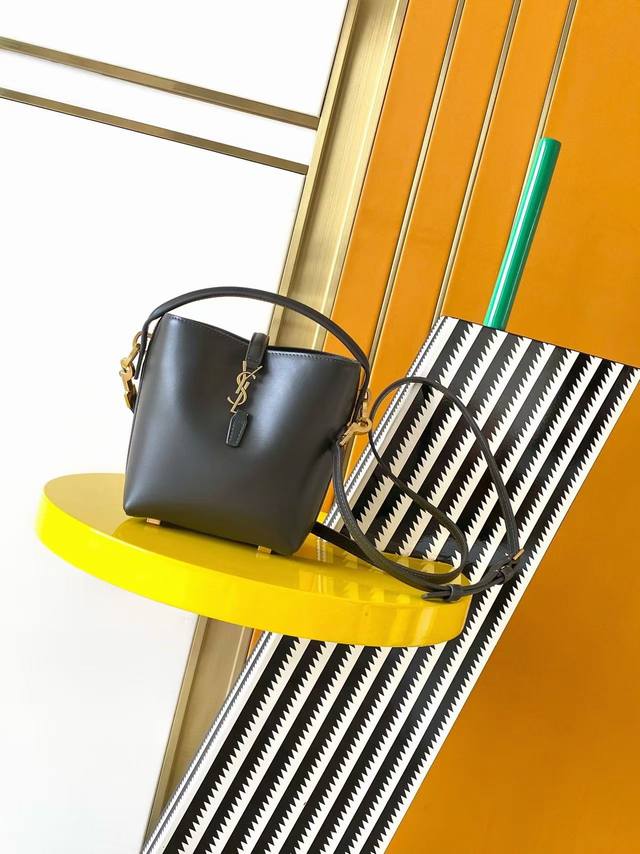 正品级 原厂皮 Le 37迷你亮面皮革手袋新款 ，超好看水桶包 带手提_全新包型，采用意大利小牛皮，包身轮廓简洁、立体，看上去硬挺又不会太凌厉，底部带有个金属脚