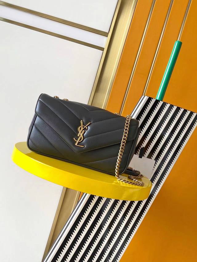 正品级 25早春新款Loulou小号 羊皮手感柔柔软软的，新版羊皮很有光泽感、配有可拆卸卡包和全标化妆镜，搭配滑动式链条、可肩背可斜挎满足多场合搭配使用需求！