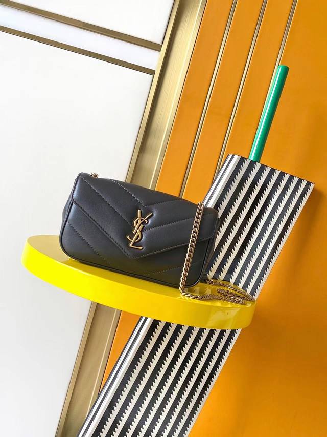 正品级 25早春新款Loulou迷你 羊皮手感柔柔软软的，新版羊皮很有光泽感、配有可拆卸卡包和全标化妆镜，搭配滑动式链条、可肩背可斜挎满足多场合搭配使用需求！