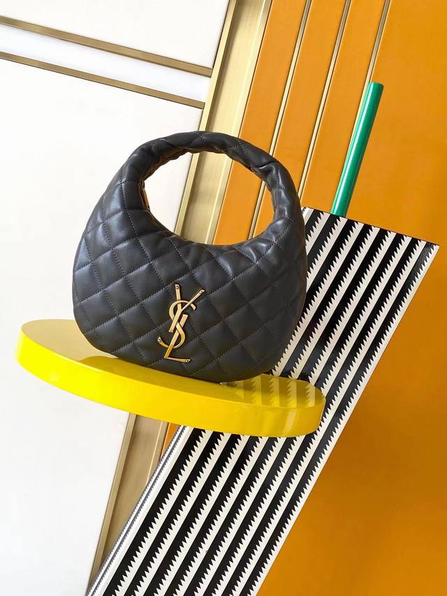 正品级 Icare Baby 都市灰 备受瞩目的可颂形状包包闪亮登场，标志性的金属Logo点缀其中，完美结合复古与现代感，堪称本季最令人期待的It Bag之一。