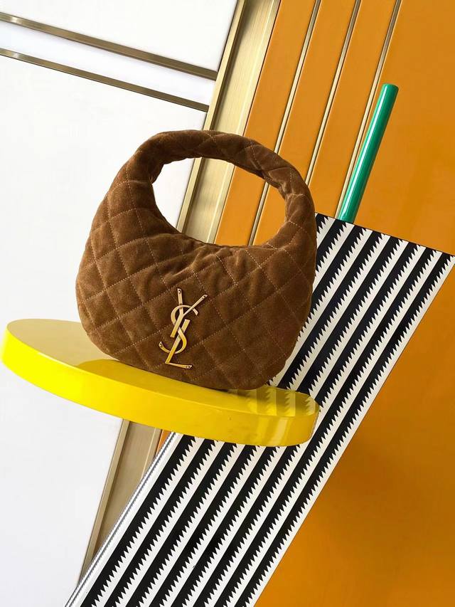 正品级 Icare Baby 磨砂焦糖 备受瞩目的可颂形状包包闪亮登场，标志性的金属Logo点缀其中，完美结合复古与现代感，堪称本季最令人期待的It Bag之一