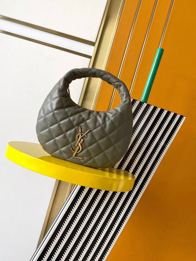 正品级 Icare Baby 羊皮 备受瞩目的可颂形状包包闪亮登场，标志性的金属Logo点缀其中，完美结合复古与现代感，堪称本季最令人期待的It Bag之一。无