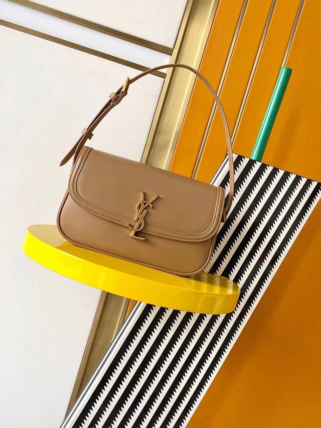 正品级 新款腋下包，是时尚界的新宠。经典黑色搭配金色扣五金，散发着低调奢华的气息。它风格百搭，无论是搭配简约通勤装展现干练，还是与休闲风服饰组合呈现随性，亦或是