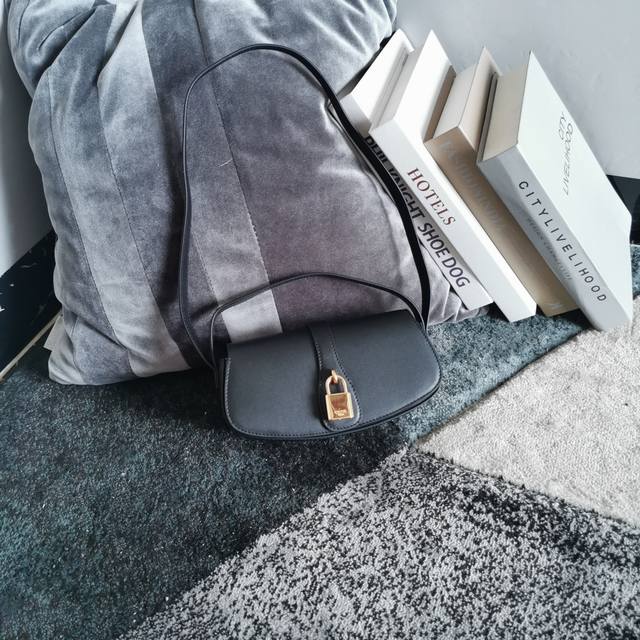 正品级 Cel*Ine Tabou Clutch 秋冬单品、手提肩背都很、容量别小看！日常足够装：手机、粉饼、口红、手表、暴发户：可装3手机也是Ok的Ho～ 外