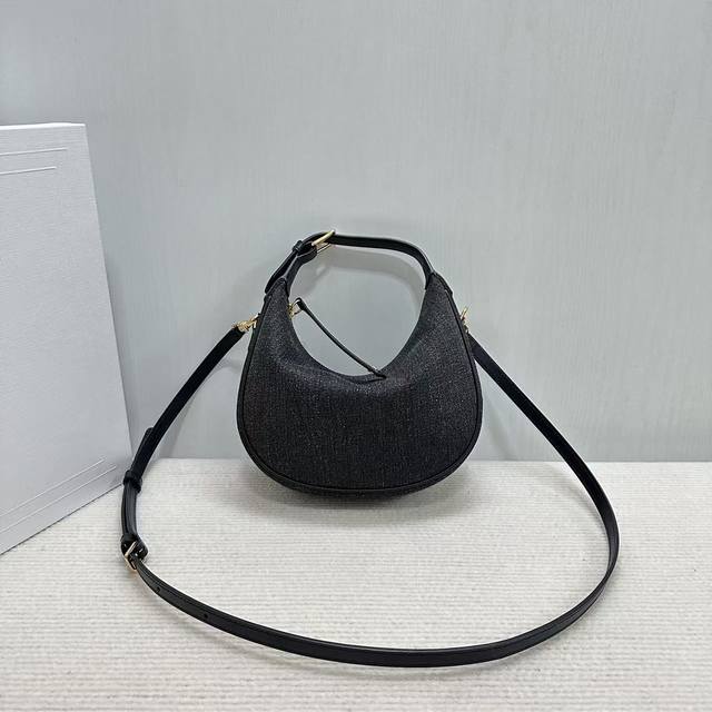 正品级 新品上线 Ce新款Lulu包 这次Ce新出的Lulu包真的绝了一眼就被这个月牙包击中,高级感直接拉满 包身是标志性通体印花,超复古,五金件都是做旧复古风 正品级 新品上线 Ce新款Lulu包 这次Ce新出的Lulu包真的绝了一眼就被这个月牙包击中,高级感直接拉满 包身是标志性通体印花,超复古,五金件都是做旧复古风