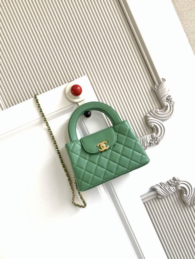 As4416 牛皮 Chanel 24A秋冬系列超火爆Kelly 包 实际溢W购入 众所期待的24Akelly包来啦 专柜都买不到，全部要溢价 看到实物才知道物