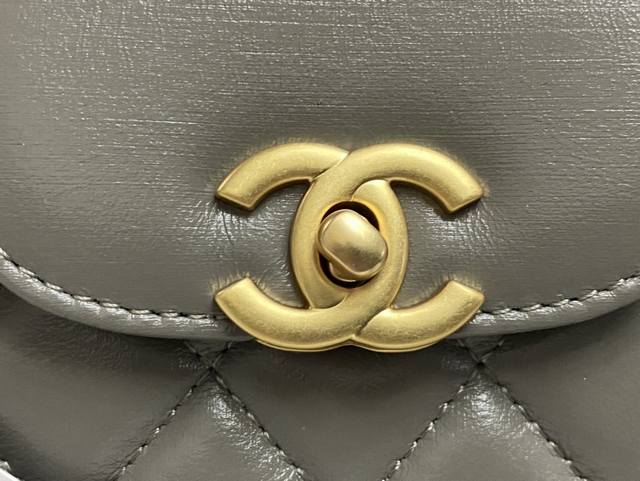 Chane1 24K Kelly 凯莉秋冬走秀爆款来袭 进口原厂皮 感觉钱包要按不住了Keyy作为设计灵感, 真的优雅之中又温柔了几分呢的Vintage款也超有 Chane1 24K Kelly 凯莉秋冬走秀爆款来袭 进口原厂皮 感觉钱包要按不住了Keyy作为设计灵感, 真的优雅之中又温柔了几分呢的Vintage款也超有