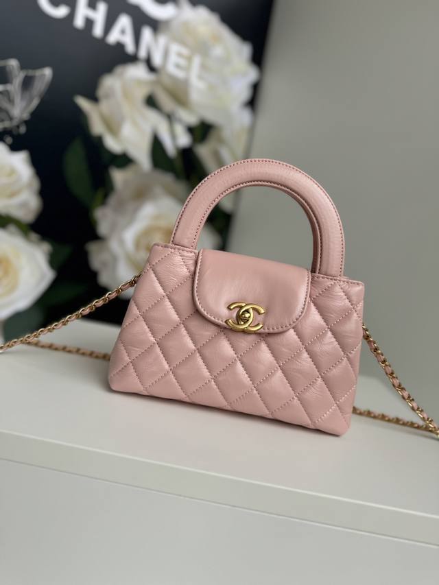 香奈儿绝美款Chanel 24新品香奈儿 24秋冬系列全黑手袋大放光彩今天美洋海购Bouluxury和你们一起探索香奈儿的最新秋冬系列啦快来看看吧Size：19