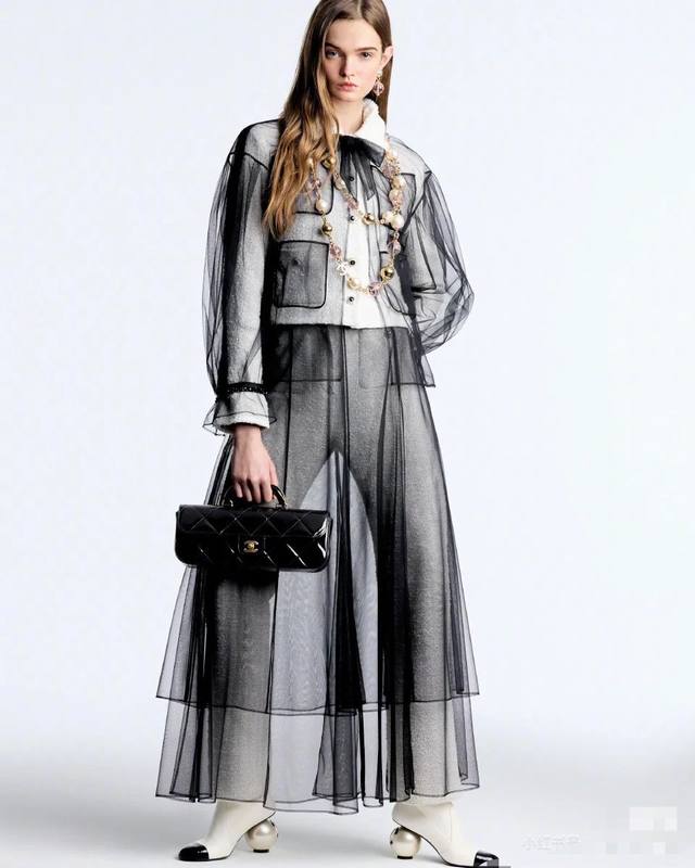 顶级原单 黑色 大號尺寸Ohanel口盖包25K秀场同款金色漆皮手柄口盖包漆皮镜面材质真的是相当吸睛，就好像美少女战士的包包一样自带光芒，甜美与酷感并存！容量空