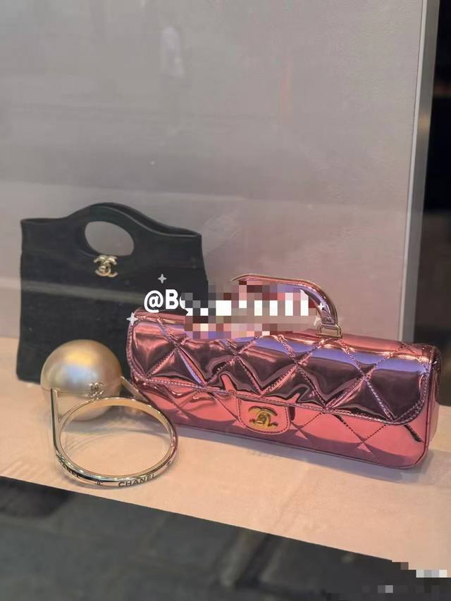 顶级原单 香芋粉紫色 大號尺寸Ohanel口盖包25K秀场同款金色漆皮手柄口盖包漆皮镜面材质真的是相当吸睛，就好像美少女战士的包包一样自带光芒，甜美与酷感并存！